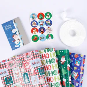 Kerstcadeaupapier set met rollen, stickers, wenskaart en lint voor feestelijke cadeaus.