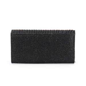 Dettaglio di pochette da sera nera glitterata con texture brillante per eventi.