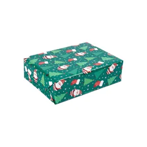 Kerstcadeaupapier rol met vrolijke kerstman en kerstboom patronen voor cadeautjes.