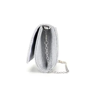 Dettaglio della pochette da sera glitterata argento, borsa elegante con catena.
