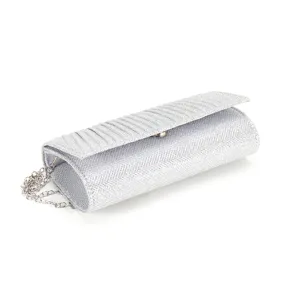 Vista di dettaglio della elegante pochette da sera argentata glitterata con catenella.