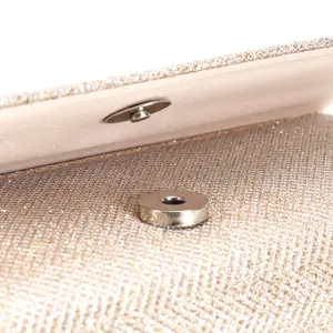 Vista di dettaglio ravvicinata della pochette da sera glitterata chiusura magnetica.