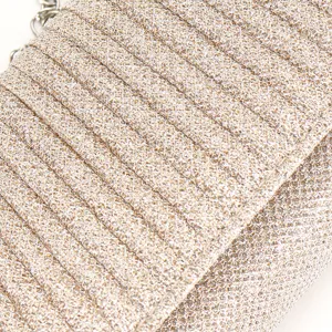 Dettaglio ravvicinato della borsa da sera glitterata da donna con catena metallica.