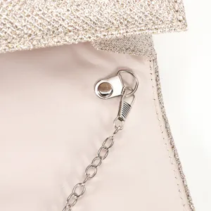 Vista dettagliata dell'interno della pochette lucida con chiusura a catena in metallo.