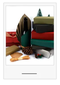 Kerst inpakpapier set met feestelijke kleuren, kraft labels en dennenappel decoratie.