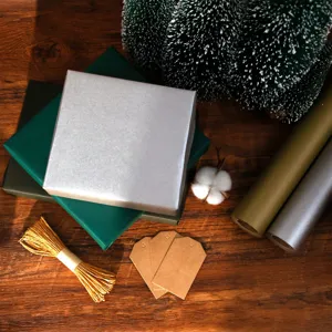 Mooie kerstcadeau inpakpapier set met geschenkdozen rollen touw en labels op houten tafel
