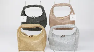 Glänzende Strass-Abendtasche Detailansicht mit funkelnden Kristallen, Metallkette und Reißverschluss.