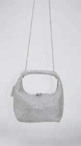 Exquisites Strass-Abendtaschen-Detail, glitzernde Silberkristalle und schicker Metallkettenriemen.