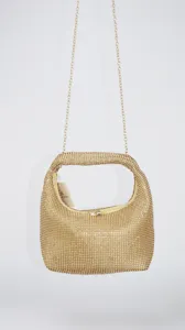 Nahaufnahme der glitzernden goldenen Strass-Abendtasche mit feiner Kette und Reißverschluss.