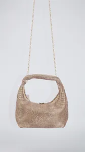 Detailansicht der glitzernden Strass-Abendtasche mit goldener Kette, Partyhandtasche.