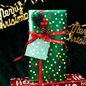 Kerstcadeaupapier rol met kleurrijke stippen design, feestelijk vakantie verpakkingsmateriaal.