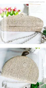 Detail van geweven sequin avondtasje, stijlvolle metalen ketting en handige magnetische sluiting.