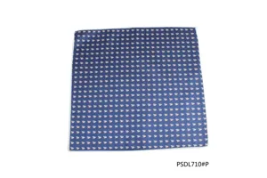 Blaues Herren Einstecktuch mit kleinem Allover Muster, elegantes Seidentuch für Anzüge.