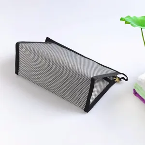 Grand sac de cosmetiques de voyage en maille et organiseur de rangement respirant.