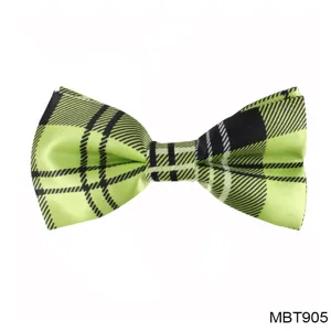 Vue détaillée du noeud papillon à carreaux vert et noir avec un design de tissu classique.