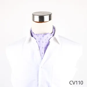 Vista ravvicinata di foulard ascot in seta viola con motivo geometrico su camicia.