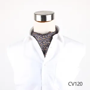 Vista di dettaglio di una classica cravatta in seta paisley indossata con una camicia bianca.