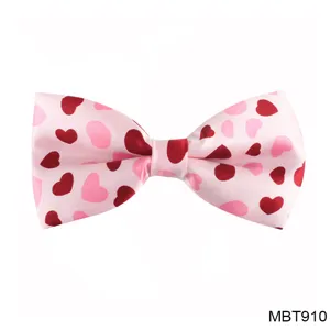 Noeud papillon rose avec motif de cœurs rouges et roses, accessoire élégant pour mariages.