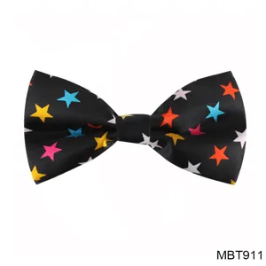 Gros plan sur les details du noeud papillon noir pour homme avec etoiles colorees.