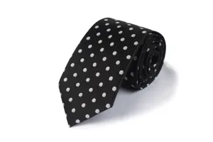 Nahaufnahme einer schwarz-weißen Krawatte mit Polka-Dots, die die feine Stofftextur zeigt.