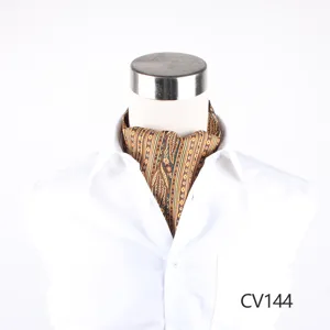 Vista dettagliata della sciarpa ascot in seta con classico motivo paisley da uomo.