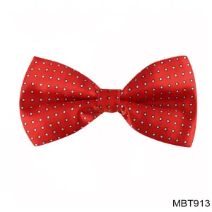 Vue détaillée de nœud papillon à pois rouges, accessoire de mariage pour hommes en soie polyester.