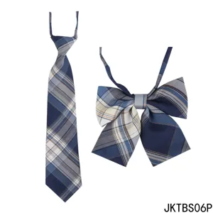 Ensemble de cravate et nœud papillon à carreaux bleu classique, détail style JK.
