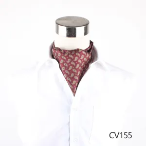 Sciarpa ascot da uomo in seta con motivo paisley bordeaux, elegante dettaglio formale.