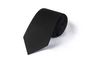 Detailansicht einer klassischen schwarzen Krawatte mit dezentem Muster aus Polyester.