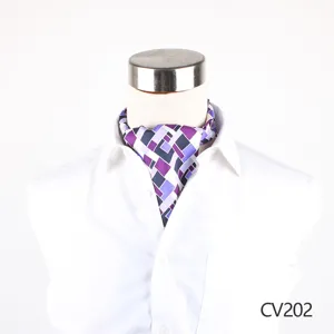 Vista ravvicinata dettagliata di un fazzoletto da collo ascot in seta con motivo geometrico.