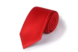 Nahaufnahme Detail einer lebendigen roten strukturierten Krawatte für elegante Herrenmode.