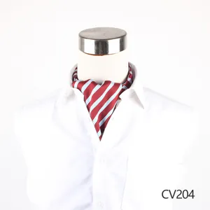 Vista dettagliata della cravatta ascot in seta a righe rosse e blu, trama elegante.