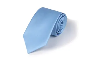 Detaillierte Nahaufnahme einer klassischen hellblauen gestreiften Polyester Krawatte.