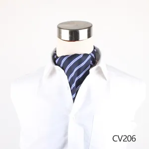 Primo piano di una sciarpa ascot in seta blu scuro con raffinate strisce bianche.