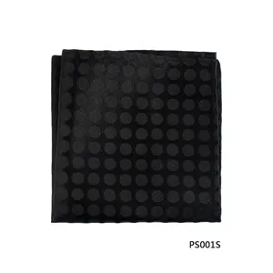 Gedetailleerd overzicht van een zwarte pochet met subtiele polkadot textuur voor formele pakken.