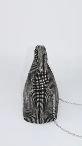 Detailansicht der schwarzen Strass Abendtasche, glitzerndes Kristallseitenprofil mit Kette.