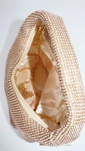 Detailansicht der funkelnden Strass-Abendtasche innen mit glattem Satinfutter und goldener Kette.