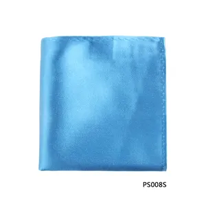 Detailopname van de glanzende blauwe zijden pochet, met gladde textuur en nette randafwerking.