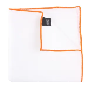 Gros plan détaillé de la pochette en lin blanc avec un bord roulé à la main orange vif.