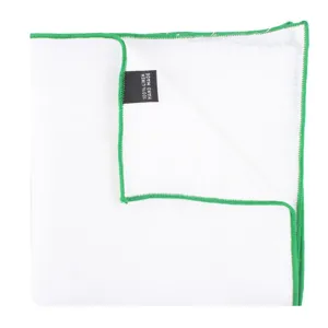 Vue détaillée du carré de poche en lin blanc pour homme avec bordure verte et étiquette.