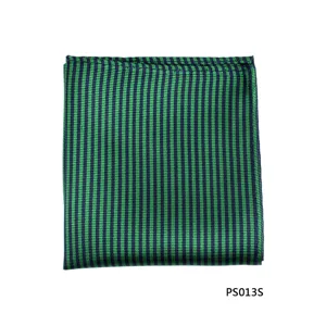 Close-up detailopname van een groen en zwart gestreepte zijden pochet zakdoek voor herenpak.