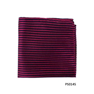 Gedetailleerd overzicht van de rood-zwarte gestreepte pochet, nette vierkante vouw.