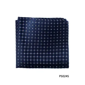 Elegante donkerblauwe pochet met subtiel ruitjespatroon, perfect voor herenpakken.