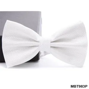 Primo piano dettagliato di un farfallino bianco strutturato, tessuto elegante per cerimonia.