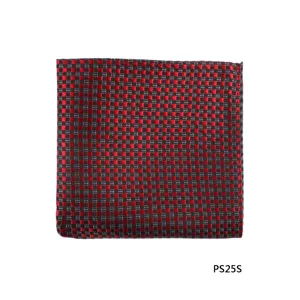 Detailweergave van de rood-zwart geruite pochet, klassiek geweven patroon voor herenpakken.