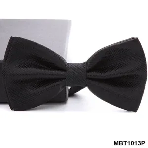 Primo piano dettagliato di un elegante papillon nero texturizzato con scatola regalo inclusa.