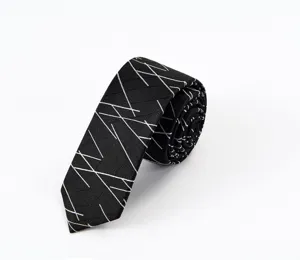 Vista dettagliata di una cravatta in seta di gelso nera con motivi geometrici moderni.