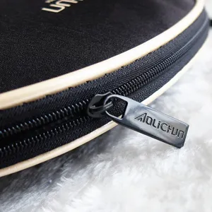 Bolsa de maquillaje de viaje impermeable portátil negra con detalle de cremallera y ribete.