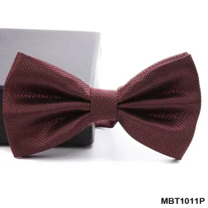 Primo piano dettagliato di un elegante farfallino bordeaux testurizzato con trama fine per uomo.