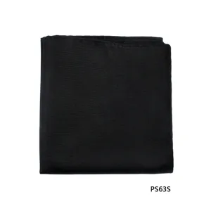 Detailweergave van de zwarte pochette, gladde stofstructuur, elegante herenaccessoire.